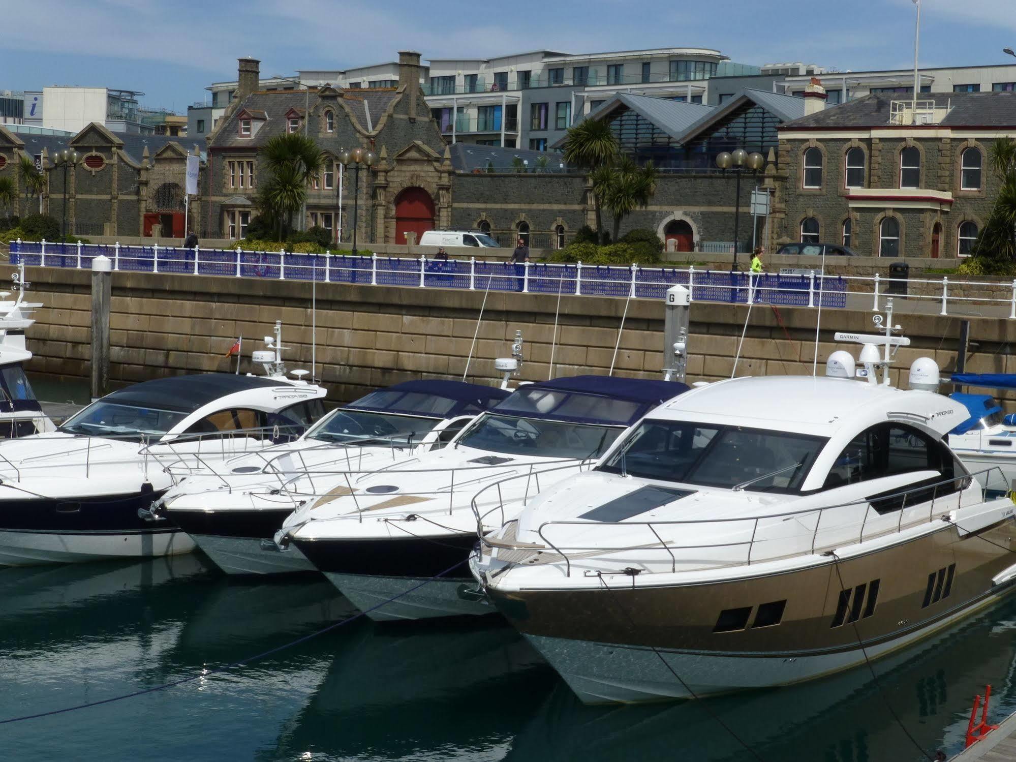 Liberty Wharf Apartments Saint Helier Bagian luar foto